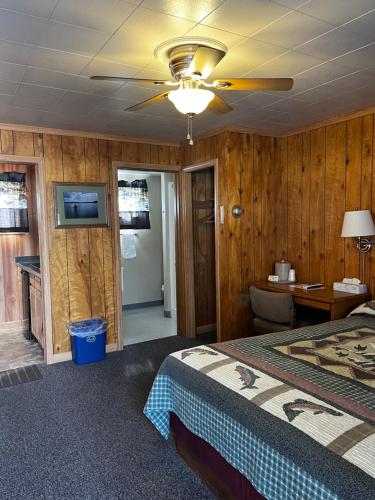 西黄石Lazy Duck Inn的一间卧室配有一张床和吊扇