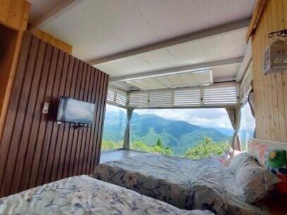仁爱乡清境白熊屋的客房设有两张床,享有山景。