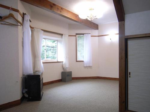 猪苗代町Cottage All Resort Service / Vacation STAY 8407的一个空房间,有电视和窗户