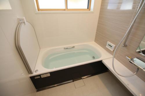 猪苗代町Cottage All Resort Service / Vacation STAY 8407的带浴缸的浴室和窗户
