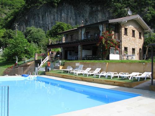 马罗内Chalet della Rota的大楼前带游泳池的房子