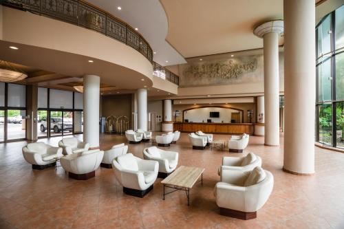 努美阿诺瓦塔酒店的大楼内一个带沙发和椅子的大堂