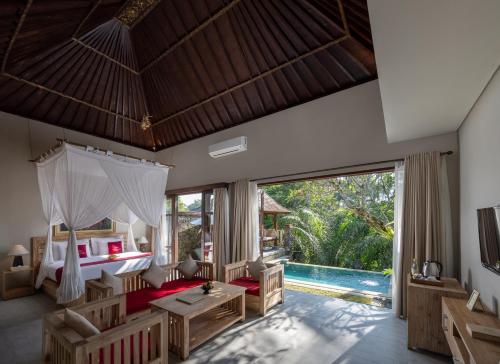 德格拉朗Kawi Resort A Pramana Experience的一间卧室设有一张床和一个游泳池