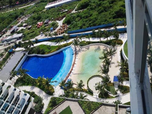 圣费尔南多Big Balcony - Relaxing Condo in San Fernando的享有度假村游泳池的空中景致