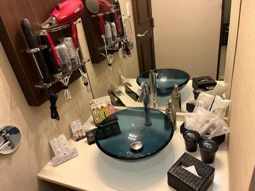 横滨艶横浜町田店 adult only的浴室设有蓝色水槽和镜子