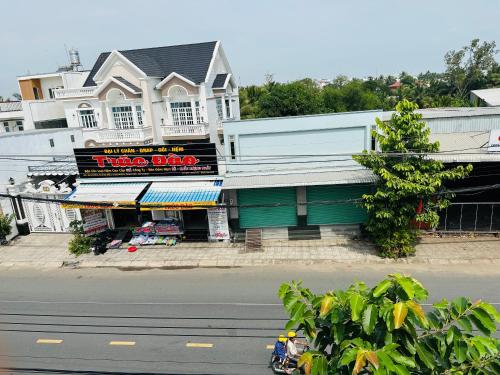 朱笃MOTEL CASON的街道边的建筑,有商店