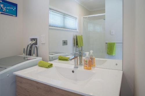 纳尔逊Brougham Street B and B的白色的浴室设有水槽和镜子