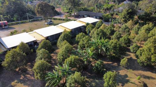 尖竹汶D-2 Home的享有四周环绕着树木的建筑的空中景致