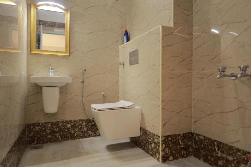 根尼亚古马里HOTEL CYRIL的浴室配有卫生间、盥洗盆和淋浴。