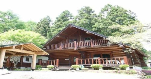 猪苗代町Yama-gu - House - Vacation STAY 52848v的小木屋设有门廊和阳台