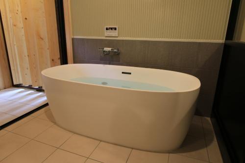 猪苗代町Yama-gu - House - Vacation STAY 52848v的浴室内设有大型白色浴缸。