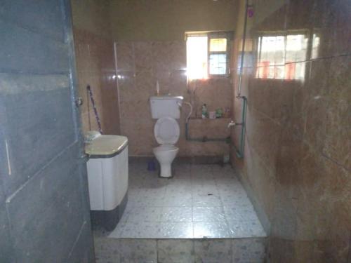 伊巴丹Two bedroom Home at Gbagi, New Ife Road, Ibadan @ Igbekele Oluwa House, 3 Zone A, Opeyemi Street, New Gbagi Market, New Ife Road, Gbagi, Ibadan, Oyo State的一间带卫生间和水槽的浴室