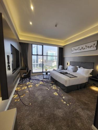 利雅德Msharef almoden hotel فندق مشارف المدن的一间卧室设有一张大床和一个大窗户