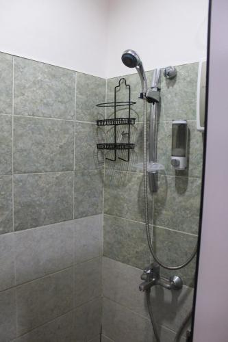 GateLORELEI BEACH RESORT的浴室内配有淋浴和头顶淋浴