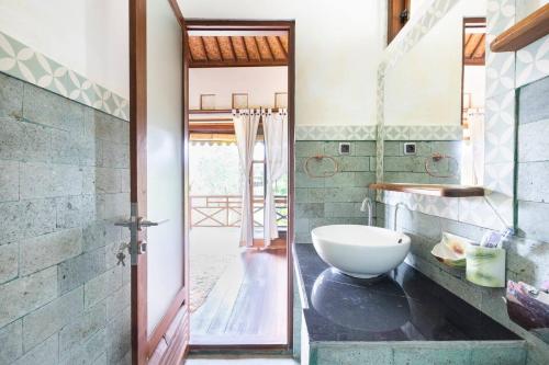 AngsriHidden paradise的一间在客房内设有白色碗水槽的浴室