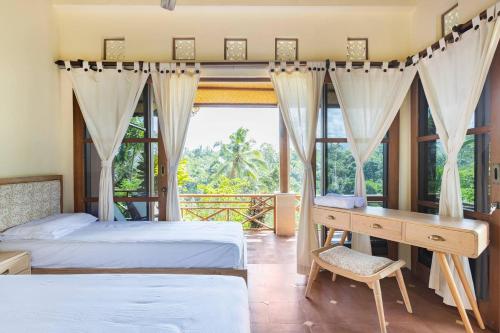 AngsriHidden paradise的一间卧室设有两张床、一张桌子和一个窗口。