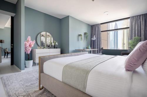 迪拜Frank Porter - Index Tower的一间卧室设有一张大床和蓝色的墙壁