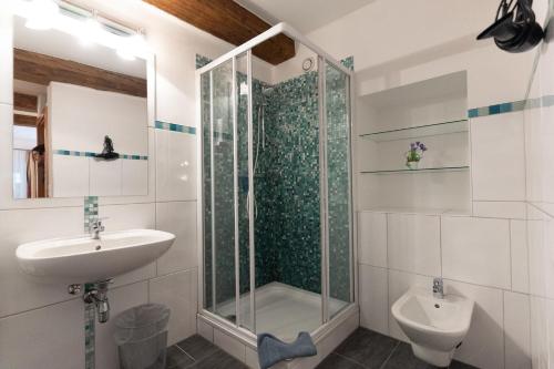 塔姆斯韦格坎多尔弗旅馆的带淋浴、盥洗盆和卫生间的浴室