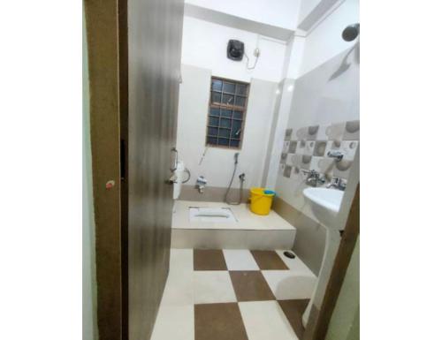 帕西加特Serene Guest House, Pasighat, Arunachal Pradesh的带淋浴、盥洗盆和卫生间的浴室