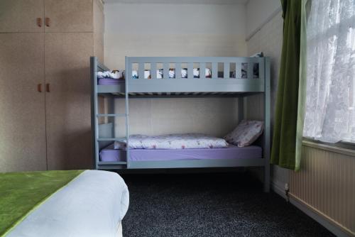 普雷斯顿Amarillys Guest House的一间卧室配有两张双层床和一张床