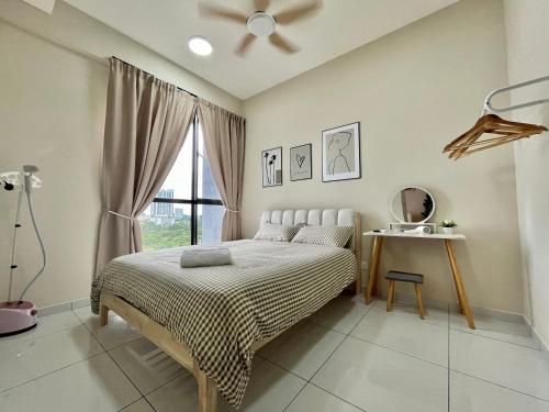 新山Cozy 1-4Pax SkyTrees AeonBukitIndah NetflixWifi的一间卧室设有一张床和一个窗口