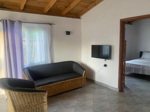 乌昆达Coral Villas Cottage的客厅配有沙发和1张床