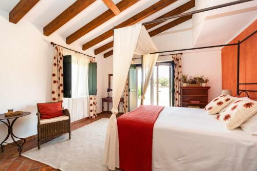 雷东多Monte da Pedra Torta的卧室配有床、椅子和窗户。