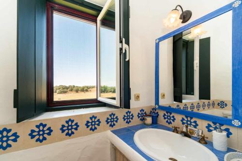 雷东多Monte da Pedra Torta的一间带水槽和窗户的浴室