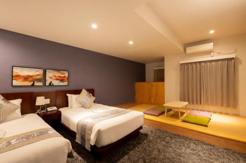 东京Hotel Tokyo Trip Ueno Nishi Nippori的一间卧室设有两张床和窗户。