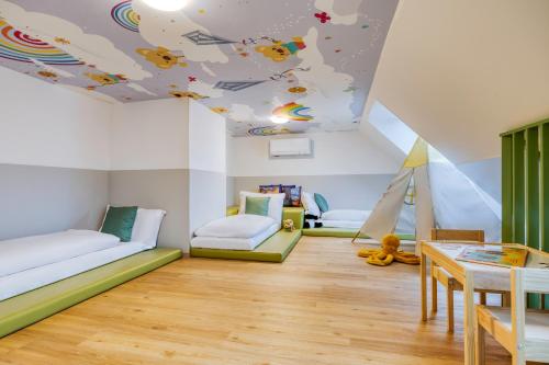 维也纳Somerset Schönbrunn Vienna的儿童间,设有玩具飞机天花板
