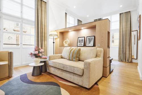 巴黎皇宫大酒店的客厅配有沙发和桌子