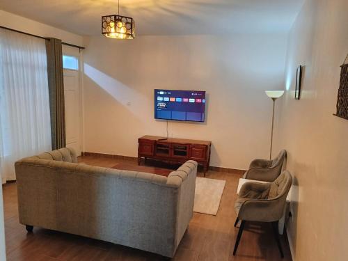 Kitengela The Crib House-Kitengela的带沙发和平面电视的客厅
