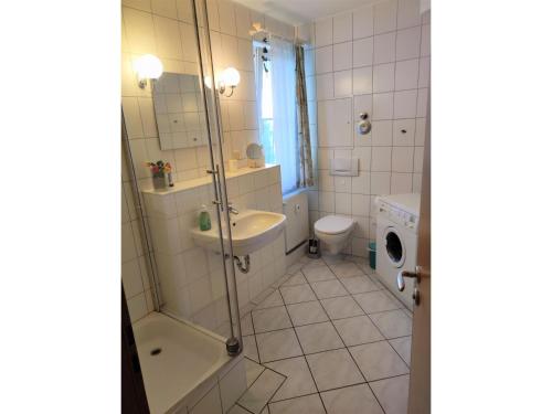 StubbenfeldeVilla Maria-Gabriele Whg 03 Kölpinsee Usedom的带淋浴、盥洗盆和卫生间的浴室