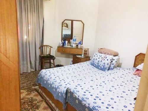 拉斯苏德尔Concorde Royal Beach Village, Ras Sidr, South Sinai Villa 116的一间卧室配有一张床、梳妆台和镜子