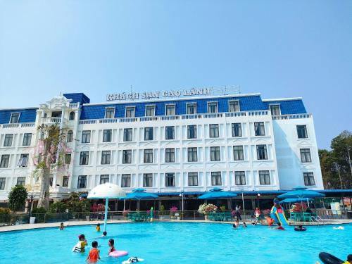 Ấp Mỹ ÐôngCao Lanh Hotel的一群人在酒店前的游泳池里