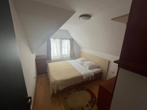 凡达提卡Pensiunea Valea Dorului的一间小卧室,配有床和窗户