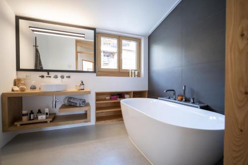 散特Chasa Bao的浴室配有白色浴缸和水槽