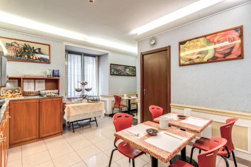 罗马米洛酒店的一间带桌椅的用餐室和一间厨房