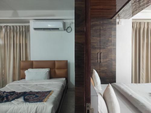 MargheritaHOTEL SG HUB TOWER的卧室两张照片,配有一张床