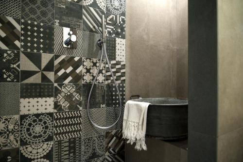 比恩帝纳Il Giardino di Ortensia B&B的带淋浴和浴缸的浴室