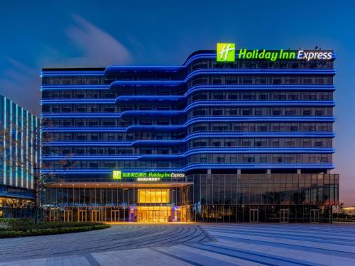 杭州杭州萧山国际机场智选假日酒店的上面有假日旅馆特快标志的建筑