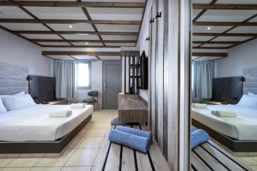 马尔马里Palladium hotel的酒店客房,配有两张床和两把椅子