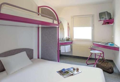 施科伊迪茨PRIMOTEL的一间带双层床的卧室和一间浴室