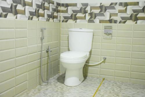 达瓦拉维Green View Safari Paradise的一间位于客房内的白色卫生间的浴室