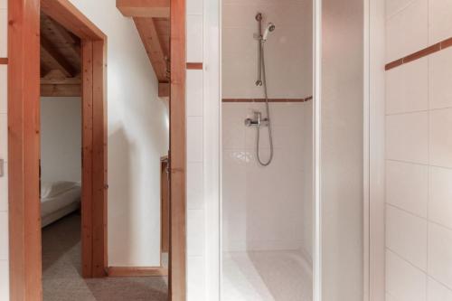 夏蒙尼-勃朗峰Chalet Ancelles - Les Praz - Golf - Vue Mont-Blanc - Randonnées的浴室里设有玻璃门淋浴