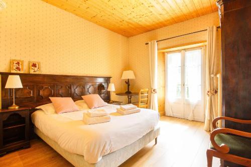 夏蒙尼-勃朗峰Maison Emile Devouassoud的一间卧室设有一张大床和一个窗户。