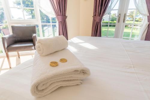 伍斯特露珠酒店的床上的一大堆毛巾