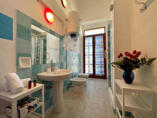 克罗托内Casa di Chiara的一间带水槽和卫生间的浴室