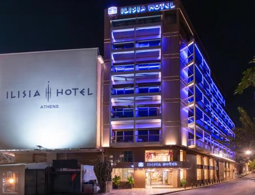 雅典Ilisia Hotel Athens的建筑的侧面有蓝色的灯光