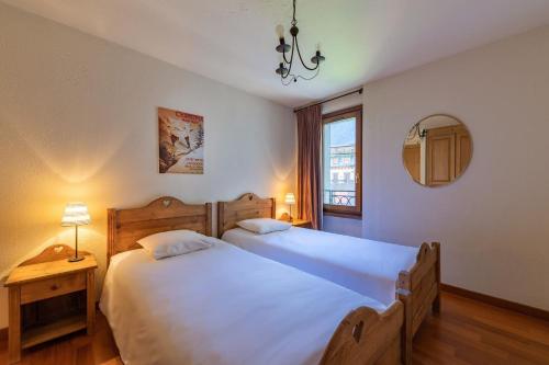 夏蒙尼-勃朗峰DIFY Paccard - Chamonix-Mont-Blanc的一间卧室设有两张白色的床和窗户